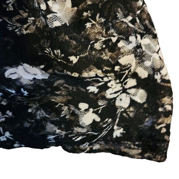 Torrid 0 (L-12) Black & White Floral Lace Top Short Sleeve V-Neck Sheer - Picture 6 of 8